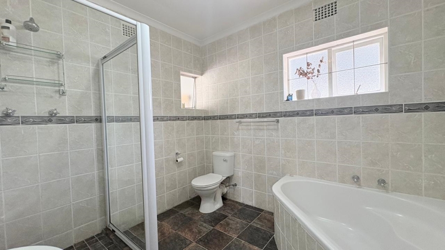 To Let 3 Bedroom Property for Rent in Meadowridge Western Cape